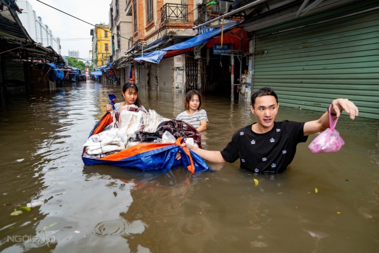 Người Hà Nội ăn, ngủ trên biển nước - 4