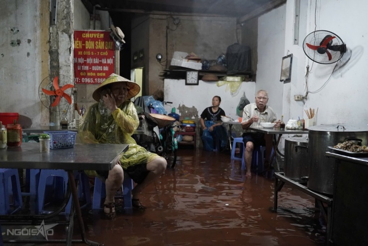 Người Hà Nội ăn, ngủ trên biển nước - 2