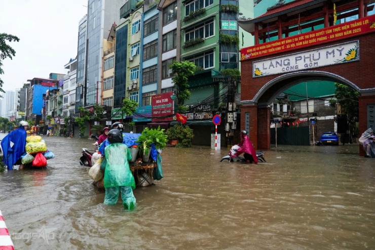 Người Hà Nội ăn, ngủ trên biển nước - 7