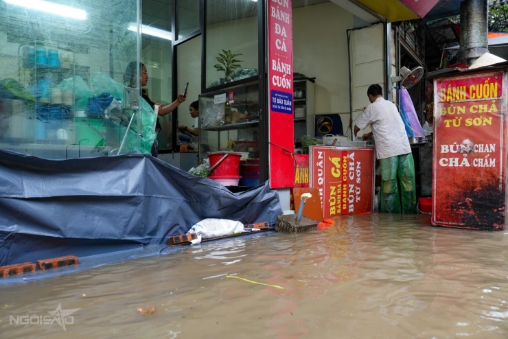Người Hà Nội ăn, ngủ trên biển nước - 6