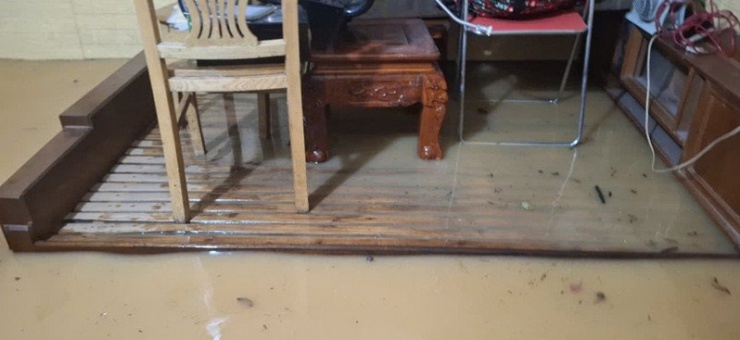 Nước ngập lên tận giường 