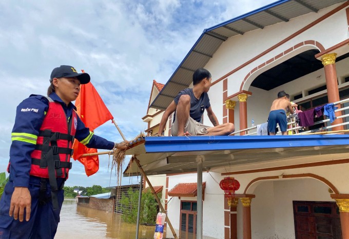 1759911348-1-5536-3608-6229-width680height466 Các xuồng của Đội cứu hộ 116 tiếp cận gia đình mắc kẹt tại xã Điềm Thụy, đưa người dân đến nơi an toàn, sáng 8/10. Ảnh: Nhâm Quang Văn