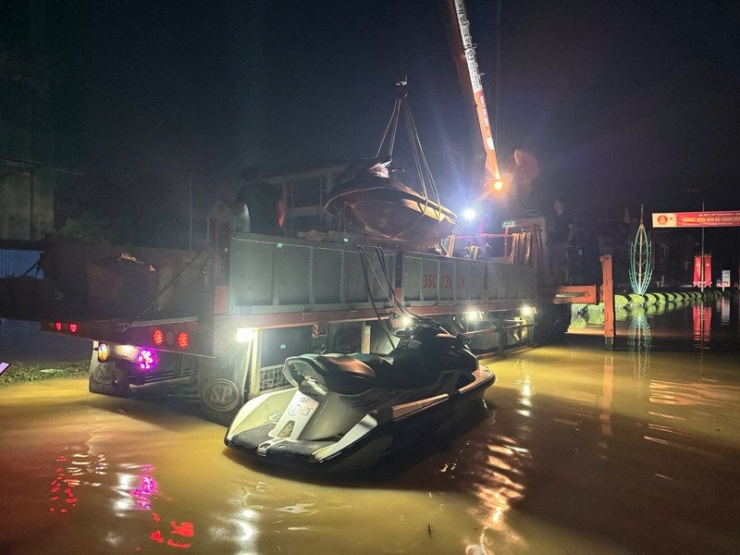 1759969714-anh-9-4115-width800height600 Ca nô xuồng máy được dùng cho hoạt động cứu hộ