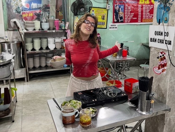 1759970946-236-49742-n-width1080height814 Khách Tây