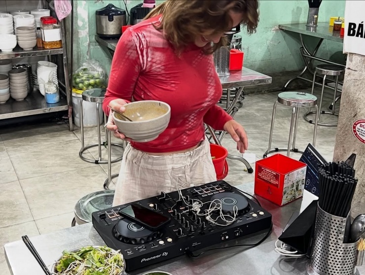 1759970946-613-49742-1-n-width1080height814 Khách Tây