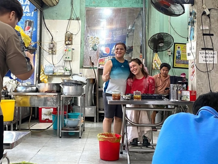 1759970947-647-49742-1-n-width1080height814 Khách Tây