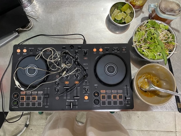 1759970947-799-49742-5-n-width1080height814 Khách Tây