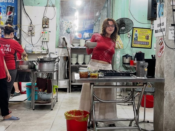 1759970947-952-49742-9-n-width1080height814 Một số hình ảnh khác do cô đăng tải. Nguồn: @uncleisaa