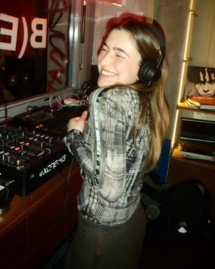 1759970948-498-49742-6-n-width1080height1350 Hình ảnh khác của nữ DJ Isa. Nguồn: @uncleisaa