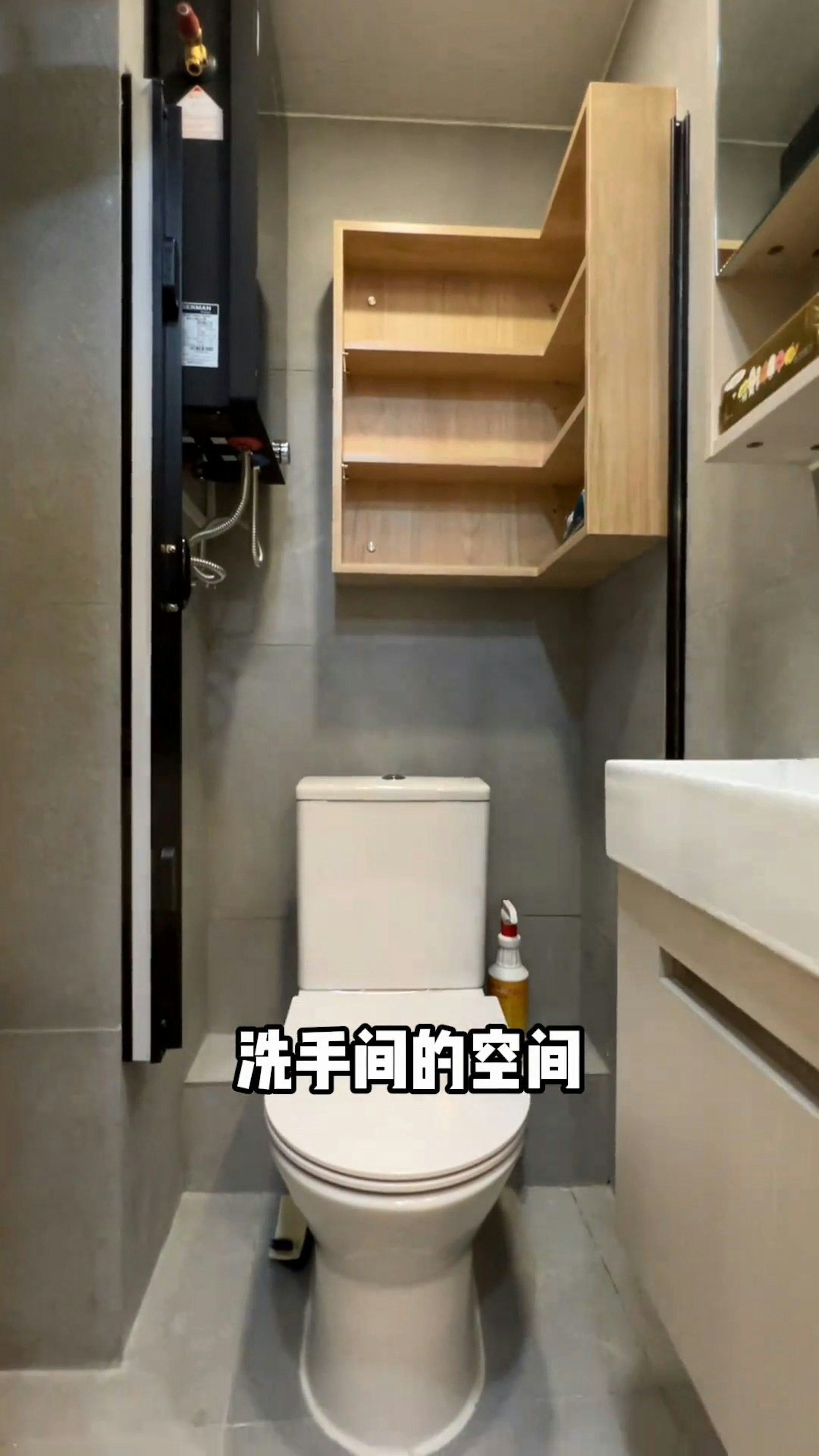 Một gia đình 3 người sống trong căn phòng 13m2 vẫn xây cầu thang xoắn ốc kiểu biệt thự: Mục đích sử dụng khiến netizen rất sốc- Ảnh 3. Một gia đình 3 người sống trong căn phòng 13m2 vẫn xây cầu thang xoắn ốc kiểu biệt thự: Mục đích sử dụng khiến netizen rất sốc- Ảnh 3.