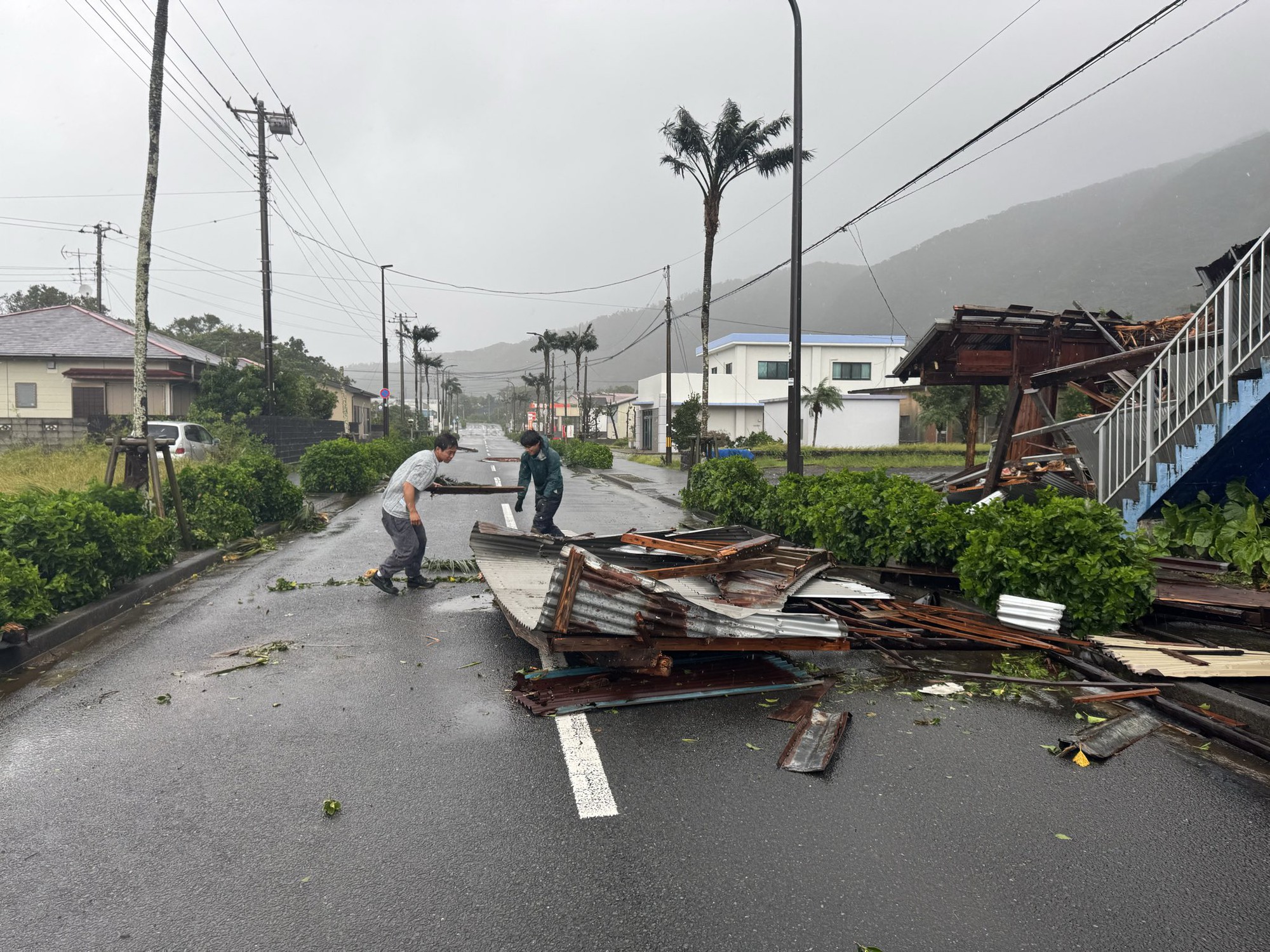 Bão Hạ Long gây cảnh tượng kinh hoàng tại Nhật Bản- Ảnh 3.