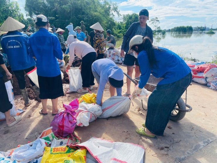 1759991385-z2-24ec9337c8368fe5fdf8923f22-width1390height1043 Không quản ngày đêm, hơn 5.000 đoàn viên, thanh niên tỉnh Bắc Ninh đã có mặt tại các điểm xung yếu, tham gia đắp đê, gia cố bờ kè, chằng cố nhà cửa, di dời tài sản và hỗ trợ người dân sơ tán đến nơi an toàn.