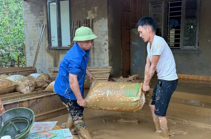1759991385-z8-ac8a343ac25eeb80ea55c24b96ac976e-width1390height915 Đoàn viên xã Xuân Lương hỗ trợ người dân thu dọn bùn đất sau bão.