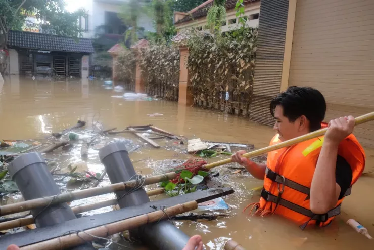 1760064988-lu-tai-thai-nguyen-20-1335-6441-width1000height667 2 bạn trẻ lao vào rốn lũ cứu đói cho người dân - 1