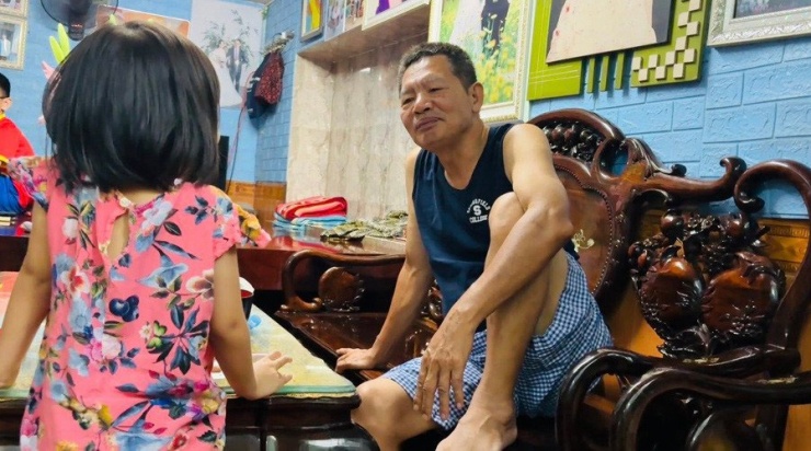 Ông Hiền là người yêu thương con cháu. Ảnh: NVCC