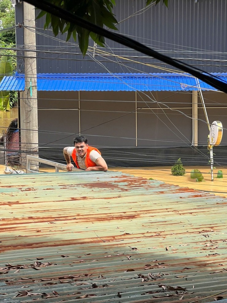 Khoảnh khắc anh Hải bám tường rào nghỉ dưỡng sức khi còn cách nhà 100m 