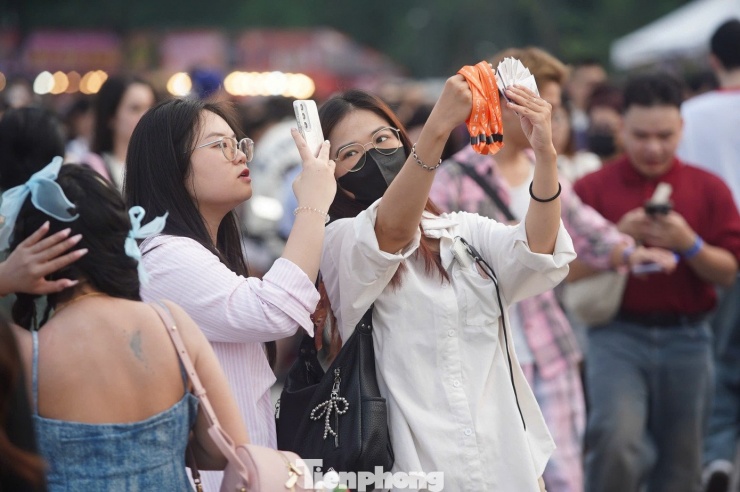 Sáng 11/10, khu vực trung tâm Hà Nội có mưa rào rải rác, một số nơi mưa rất to. Từ khoảng 15h, trời quang hơn, khán giả đổ về sân ngày càng đông.