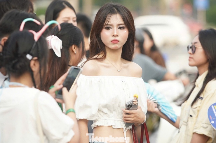 Hàng vạn em xinh đổ về Mỹ Đình - 11