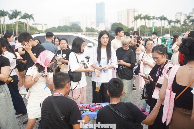 Phụ kiện như thẻ bo góc được bày bán, trao đổi ngay tại cổng sân.