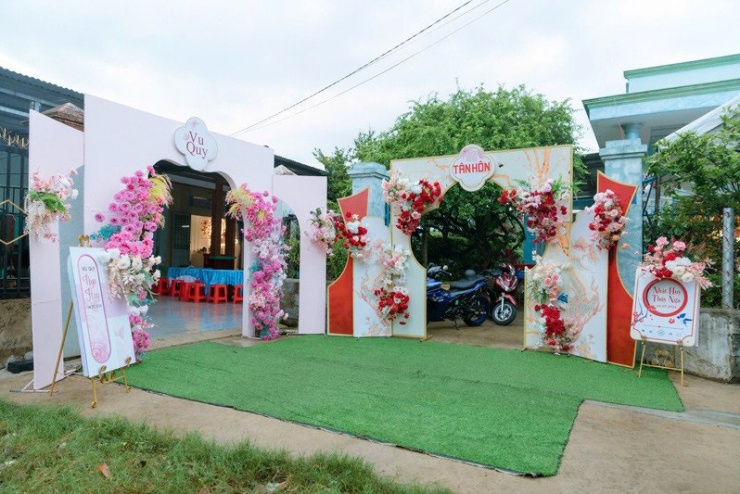 Nhà gái (bên trái) và nhà trai cách nhau 1 bức tường rào 