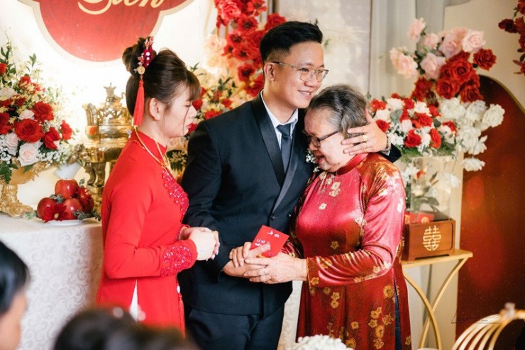 Bà ngoại chú rể xúc động khi đón cháu dâu 