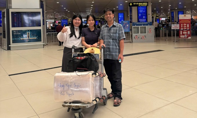 1760256141-quye-n-va-bo-1326-1736-5118-1555-width680height408 Ngọc Quyên (áo trắng), 20 tuổi cùng bố và chị gái chụp hình kỷ niệm trước giờ bay tại sân bay Nội Bài, ngày 8/10. Ảnh: Nhân vật cung cấp