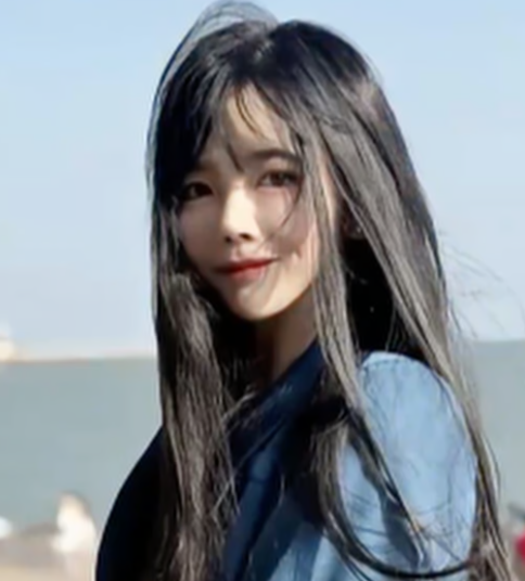 1760316268-nu-pho-giao-su1-1815-width484height536 Nữ phó giáo sư He Jing có vẻ ngoài trẻ trung, xinh đẹp khiến nhiều người nghi ngờ cô chỉ là sinh viên. Ảnh: Ifeng