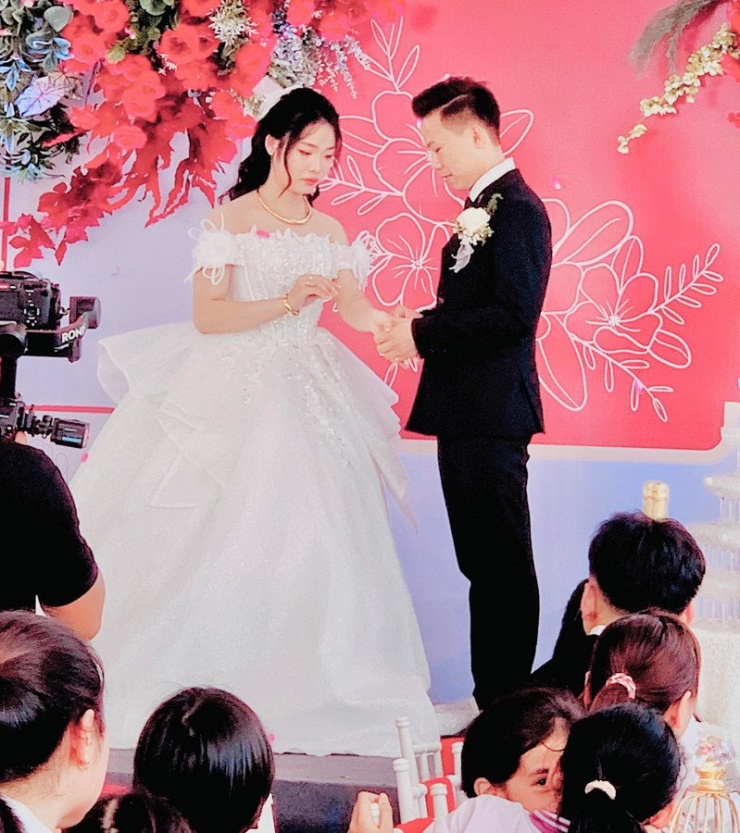 Cặp đôi tổ chức đám cưới sau 7 năm bên nhau 