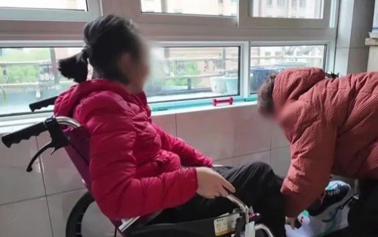 1760680955-43k2lj4lk32j4-1167-width1024height643 Biến cố bất ngờ ập tới khiến Lin bị liệt toàn thân. Ảnh: Sina