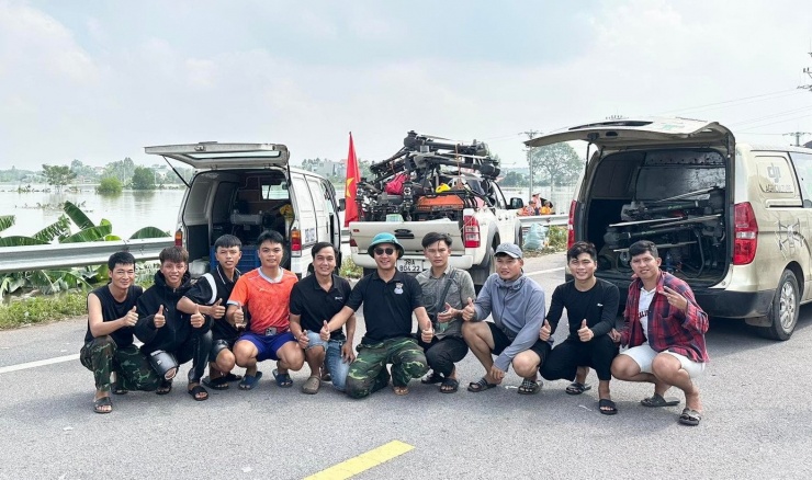 Phát gia nhập nhiều nhóm tình nguyện viên cùng chung mục đích bay drone giúp người dân vùng lũ.