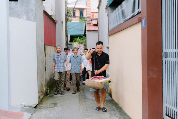 Nhà trai gánh bộ lễ vật thách cưới vào nhà gái 