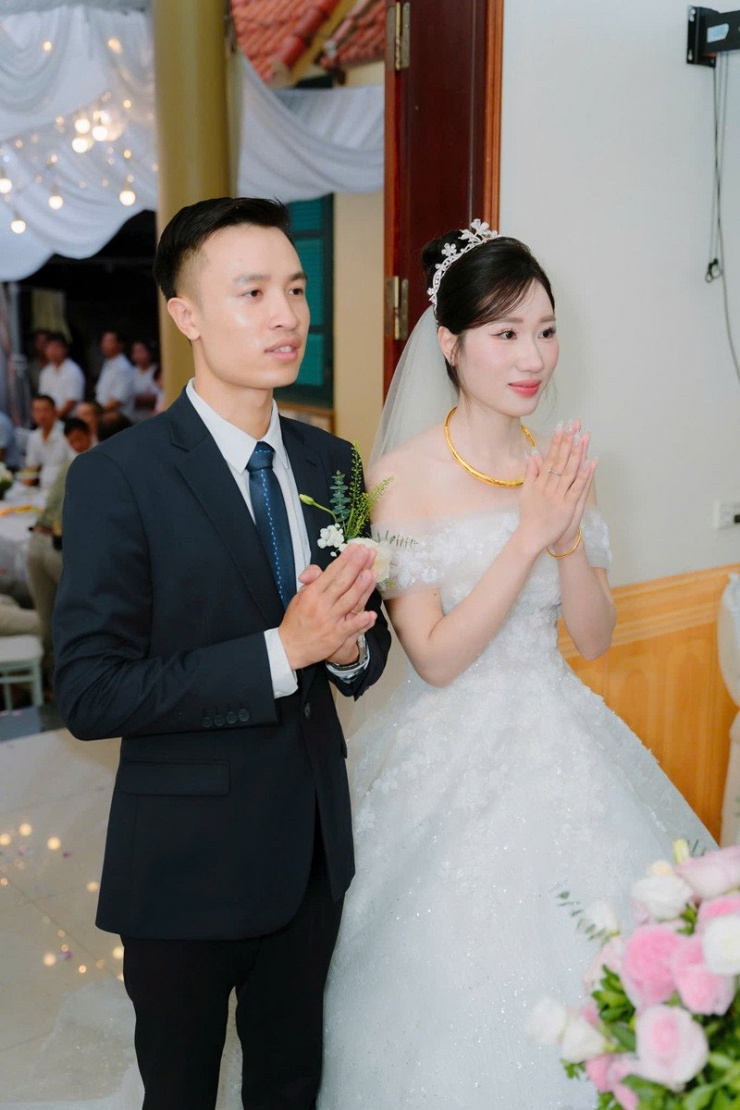 Cặp đôi nên duyên sau 8 năm hẹn hò 