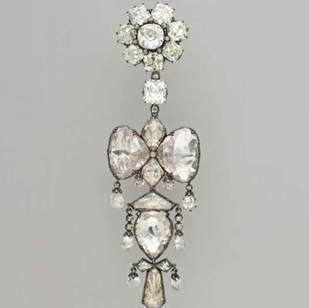 8 báu vật ở bảo tàng Louvre vừa bị trộm đi giữa ban ngày “như trong phim Hollywood