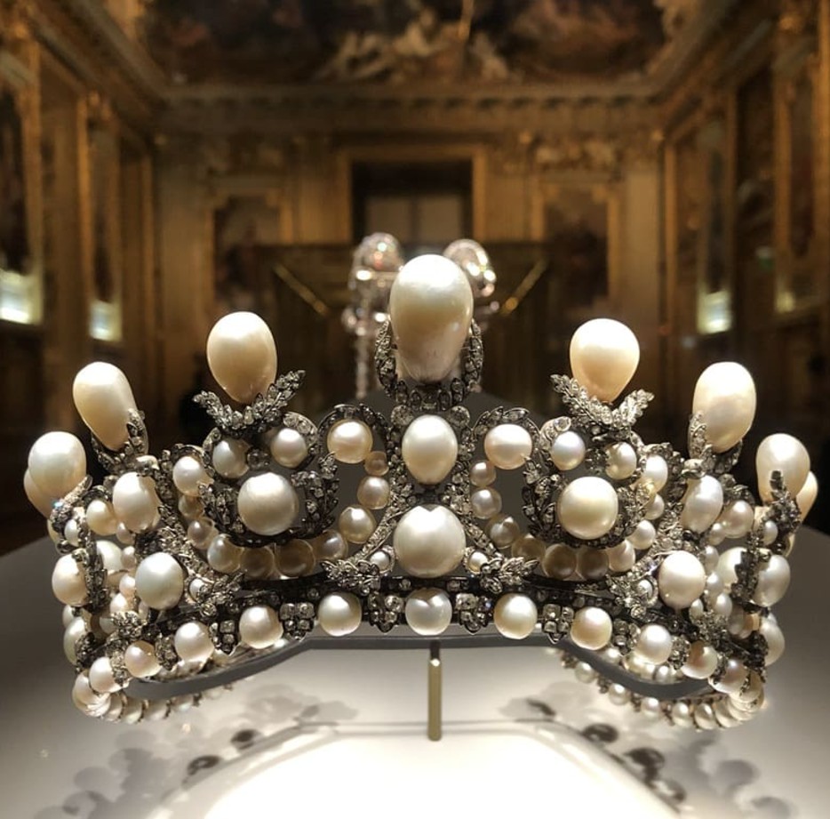 8 báu vật ở bảo tàng Louvre vừa bị trộm đi giữa ban ngày “như trong phim Hollywood