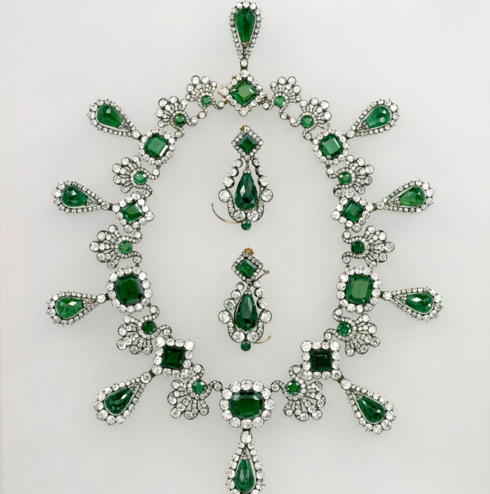 8 báu vật ở bảo tàng Louvre vừa bị trộm đi giữa ban ngày “như trong phim Hollywood