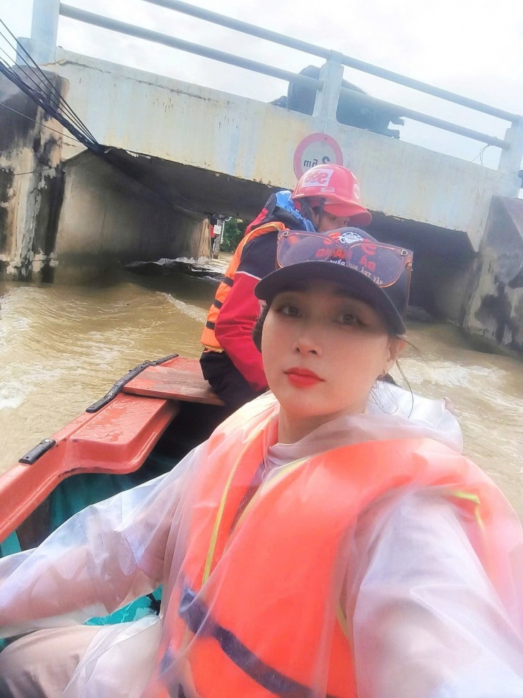 Từ lái xe cứu thương, lái ca nô, đến bốc vác… chị Nguyễn Thị Nga đều tích cực tham gia. Ảnh: T.H