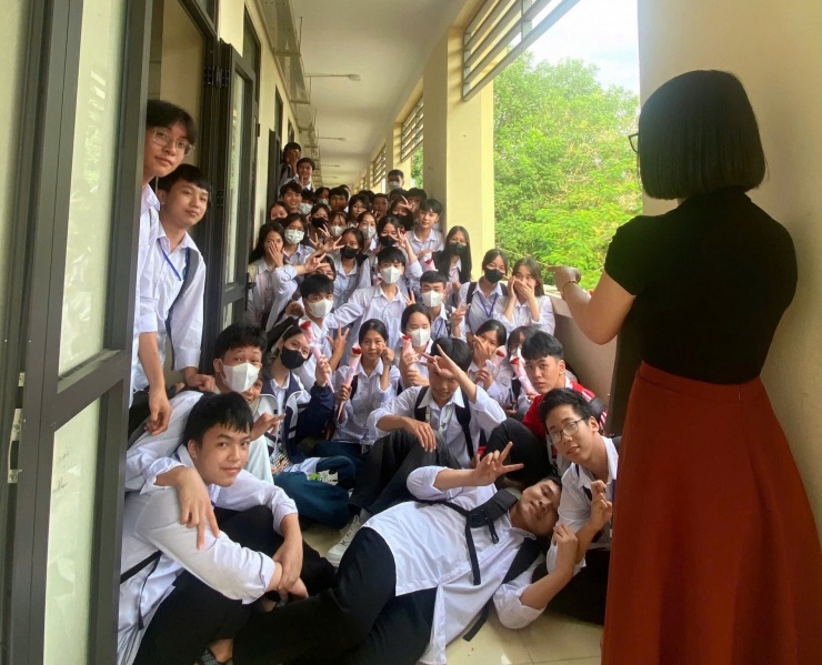 Dàn nam sinh ‘bê tráp’ tặng quà ngày 20/10 cho cô giáo và các bạn nữ gây 'sốt' - 2