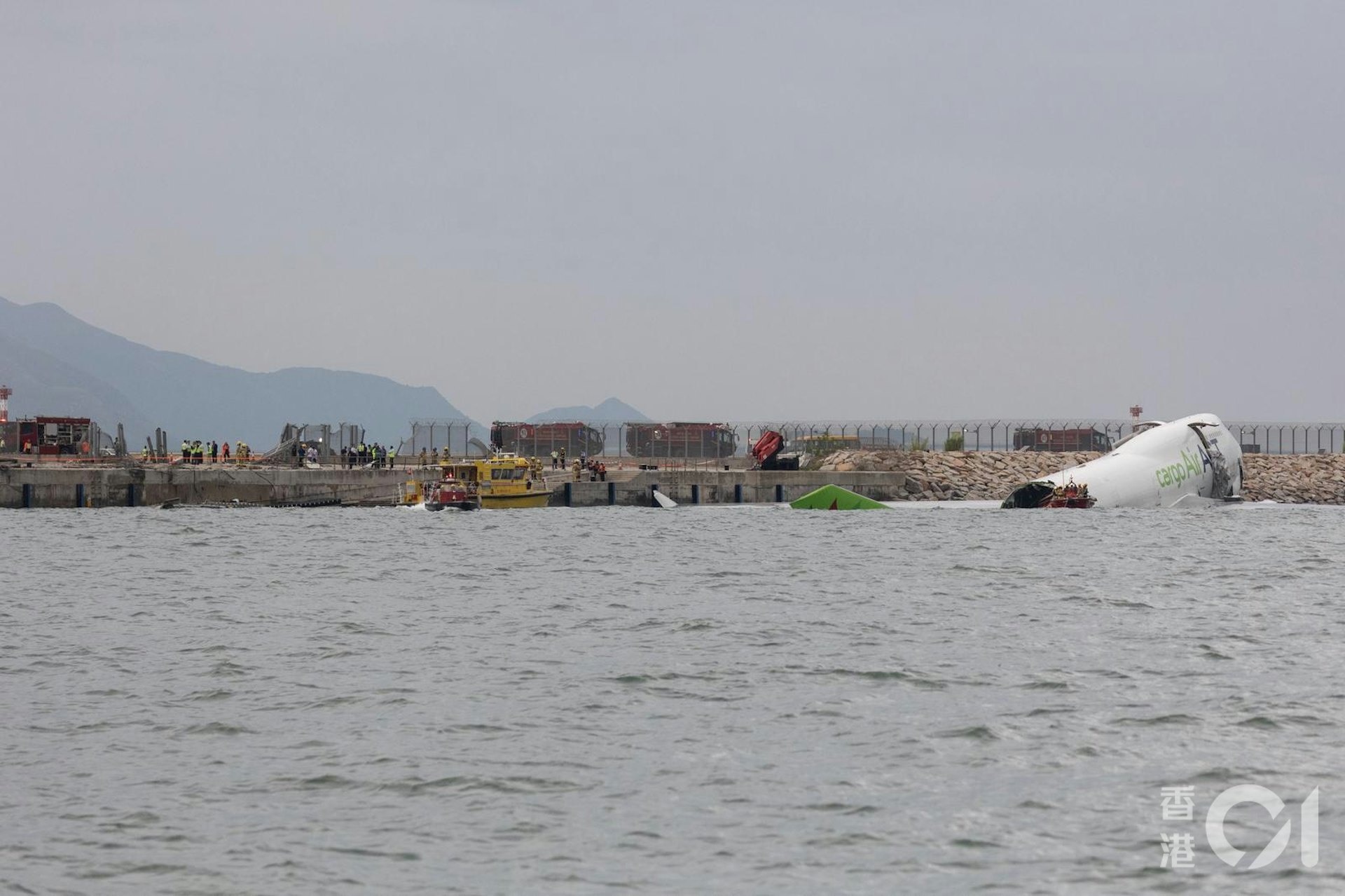 Cận cảnh hiện trường máy bay gãy đôi, 2 nhân viên mặt đất tử nạn thảm khốc ở sân bay Hồng Kông (Trung Quốc)- Ảnh 6. Cận cảnh hiện trường máy bay gãy đôi, 2 nhân viên mặt đất tử nạn thảm khốc ở sân bay Hồng Kông (Trung Quốc)- Ảnh 6.