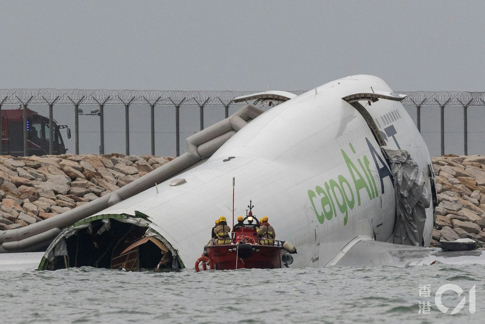 Cận cảnh hiện trường máy bay gãy đôi, 2 nhân viên mặt đất tử nạn thảm khốc ở sân bay Hồng Kông (Trung Quốc)- Ảnh 7. Cận cảnh hiện trường máy bay gãy đôi, 2 nhân viên mặt đất tử nạn thảm khốc ở sân bay Hồng Kông (Trung Quốc)- Ảnh 7.