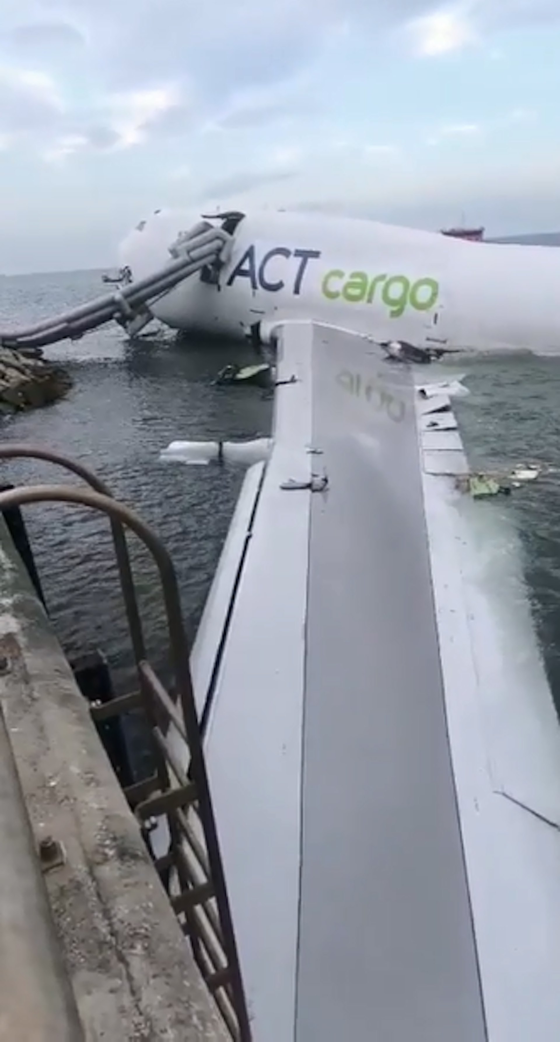 Cận cảnh hiện trường máy bay gãy đôi, 2 nhân viên mặt đất tử nạn thảm khốc ở sân bay Hồng Kông (Trung Quốc)- Ảnh 8. Cận cảnh hiện trường máy bay gãy đôi, 2 nhân viên mặt đất tử nạn thảm khốc ở sân bay Hồng Kông (Trung Quốc)- Ảnh 8.