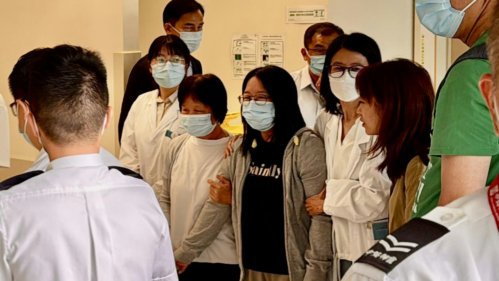 Cận cảnh hiện trường máy bay gãy đôi, 2 nhân viên mặt đất tử nạn thảm khốc ở sân bay Hồng Kông (Trung Quốc)- Ảnh 10. Cận cảnh hiện trường máy bay gãy đôi, 2 nhân viên mặt đất tử nạn thảm khốc ở sân bay Hồng Kông (Trung Quốc)- Ảnh 10.