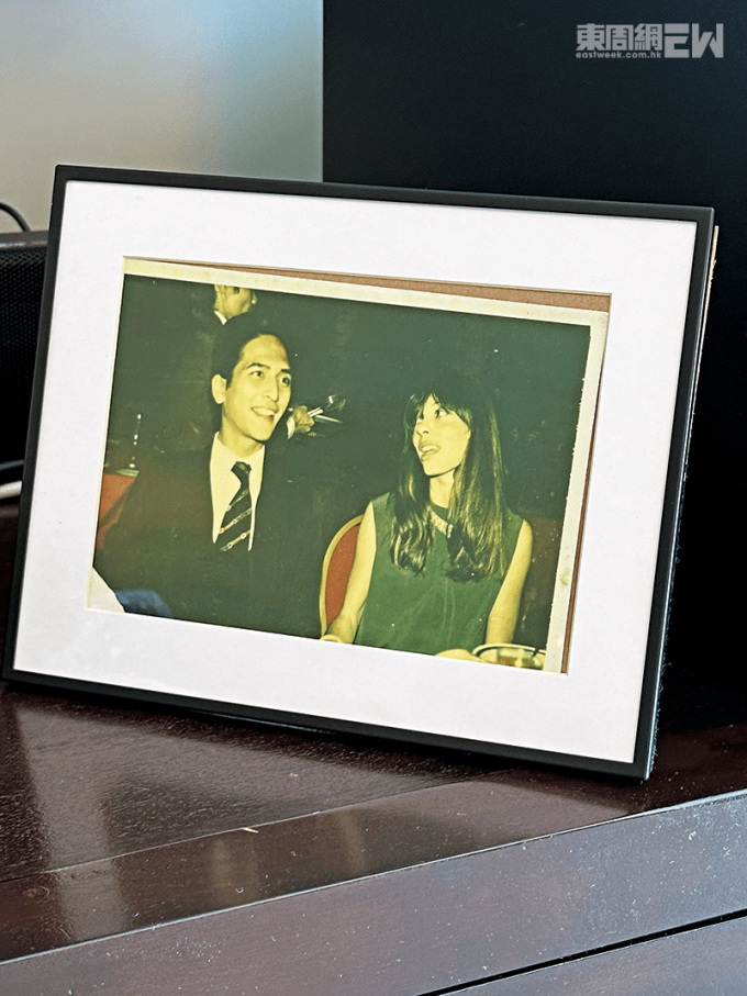 Hà Gia Hoa là con gái lớn của con trai cả ông trùm cờ bạc Hà Hồng Sân. Cha mẹ cô qua đời trong một vụ tai nạn xe hơi năm 1981 khi cô mới 6 tuổi. Cô được bà ngoại nuôi dưỡng. Cô đặt những bức ảnh cũ của cha mẹ và bà ngoại trong phòng khách để tưởng nhớ họ.