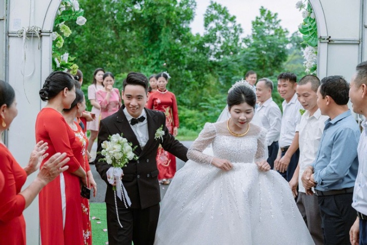 Thủy Hậu hạnh phúc khi được tổ chức đám cưới cùng ngày với anh trai chồng và chị dâu 