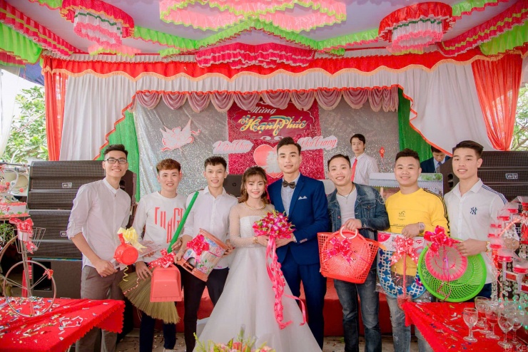 1760952846-z2-ff3bfcbfdd6e4e2178f8-1776-width1772height1181 Các bạn trong nhóm đã tổ chức đám cưới đều nhận được quà mừng độc đáo. Ảnh: NVCC
