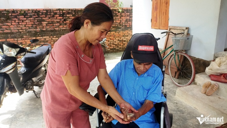 1761006135-w-nguoi-cay-6-2448-width1920height1081 Ông được sự động viên, chia sẻ của người thân để chống chọi với căn bệnh lạ này