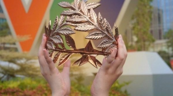 Cận cảnh vòng nguyệt quế dành cho Quán quân Đường lên đỉnh Olympia 25 1761056289 554 thumbnail width740height495 anh cat 3 2 auto cropjpg