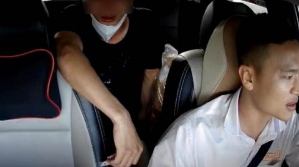 Chuyến taxi 0 đồng và tấm lòng của tài xế Hà Nội với người cha nghèo 1761093240 847 thumbnail width740height495 anh cat 3 2 auto cropjpg