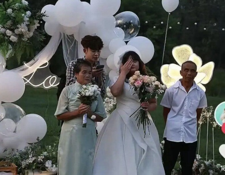 Từng vượt qua 5 giấy báo nguy kịch trong 10 ngày, Tâm Dao từng tổ chức một lễ cưới cho riêng mình – một nghi lễ đặc biệt như lời động viên quý giá nhất dành cho bản thân trên hành trình chống chọi với bệnh tật suốt 8 năm.