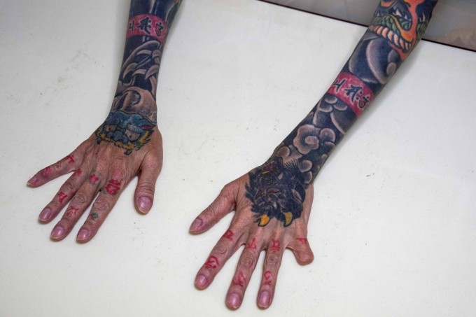 Nishimura khoe hình xăm và một đầu ngón tay bị mất hé lộ quá khứ làm yakuza. Ảnh: AFP