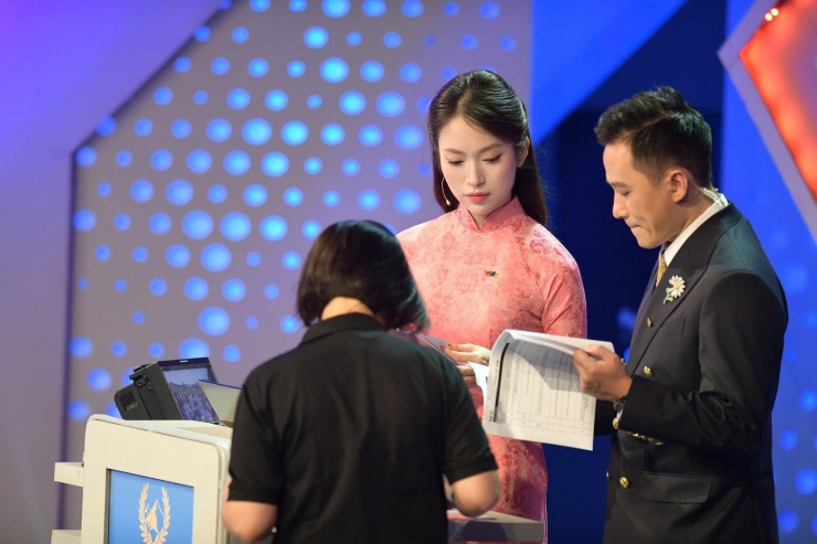 Khánh Vy duyên dáng sánh đôi MC Ngọc Huy trong chung kết Olympia 25 - 6